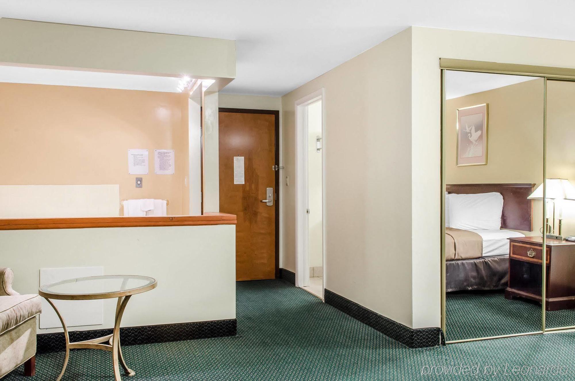 Econo Lodge Inn & Suites Denver Eksteriør billede