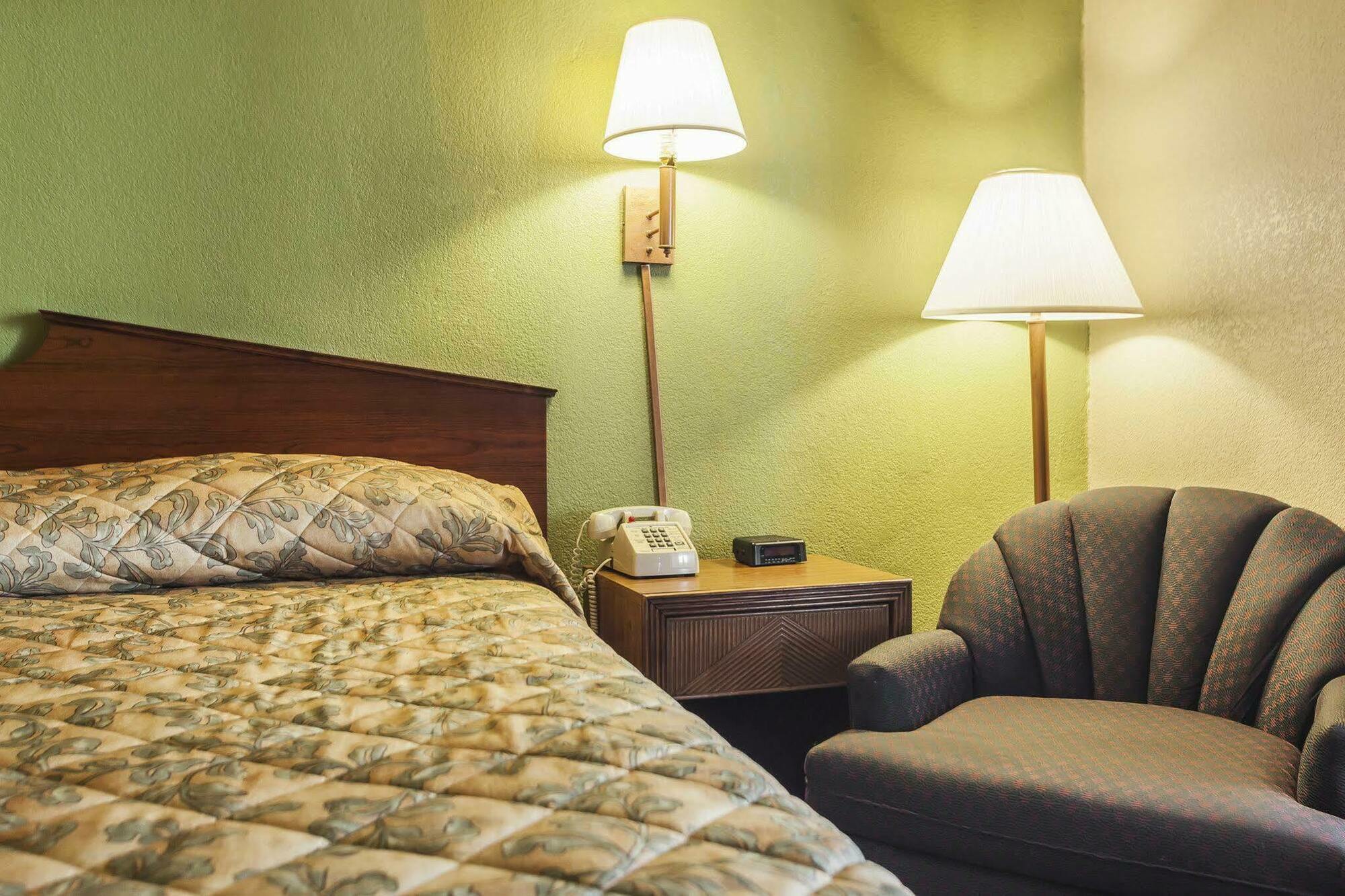 Econo Lodge Inn & Suites Denver Eksteriør billede